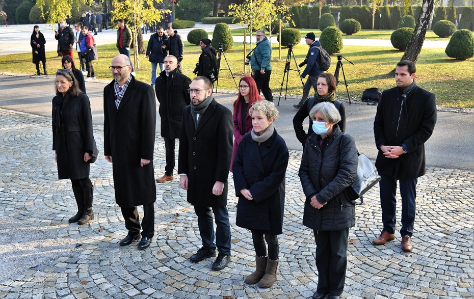 U POVODU BLAGDANA SVIH SVETIH POLOŽENI VIJENCI NA MIROGOJU